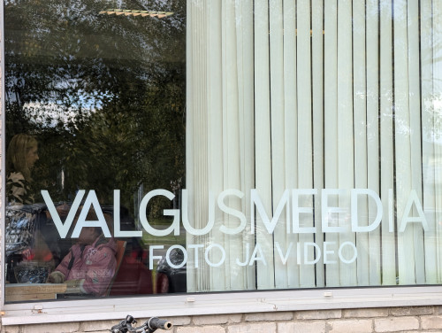 Valgusmeedia aken õuest