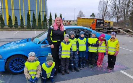 Võimas auto ja rehvisuits: Marge tutvustas driftimise põnevust Assaku lasteaiale