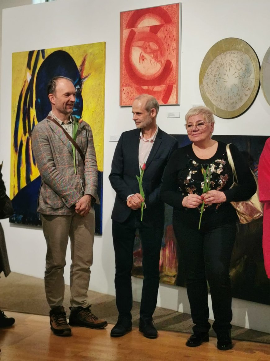Kehra kunstnik Eve Kruuse esitleb kolme teost aastanäitusel „Kusagil – üle vikerkaare“