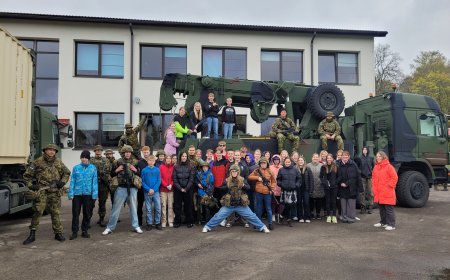 Varustuspataljon tutvustas relvastust ja varustust Alavere põhikooli ja lasteaia õpilastele.