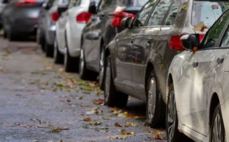 Kehra elanikud pahased: koolimaja ja spordihoone ümbruses valitseb parkimiskaos