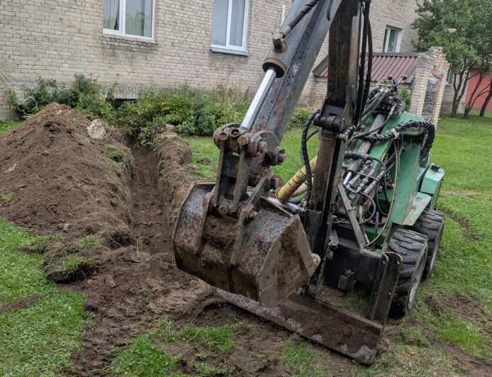 Rendile anda tõhus ja mitmekülgne Avant 320S+ minilaadur Kehras – nüüd ka mugava transpordivõimalusega!