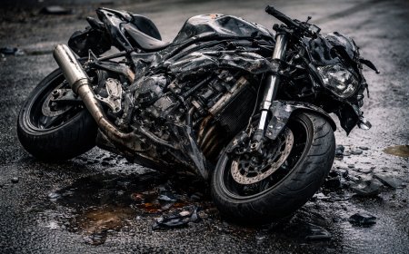 Mootorratta ja auto kokkupõrge Kaunissaares: Mootorrattur pääses kergete vigastustega